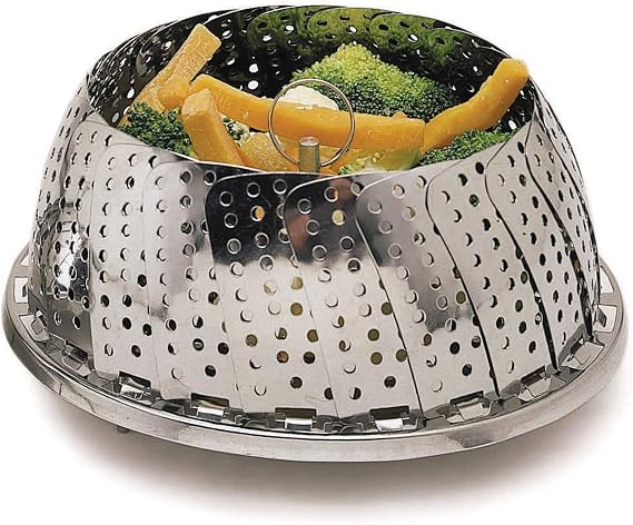 Vaporera plegable KitchenCraft de acero inoxidable abierta con anillo central y verduras