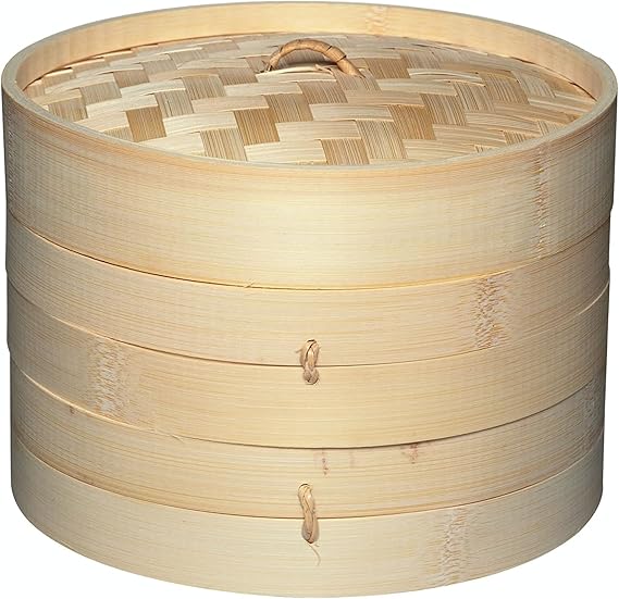 Vaporera KitchenCraft de bambú de dos niveles y 20 cm con tapa colocada