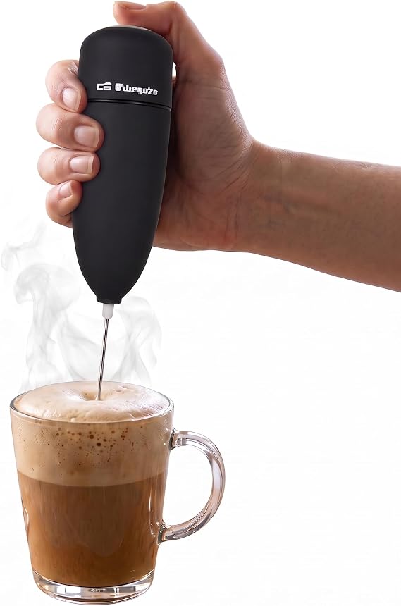 Orbegozo MN3800 de mano con varilla dentro de una taza