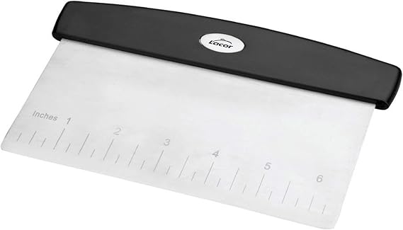Rasqueta rectangular LACOR de acero inoxidable con mango negro para cortar masa