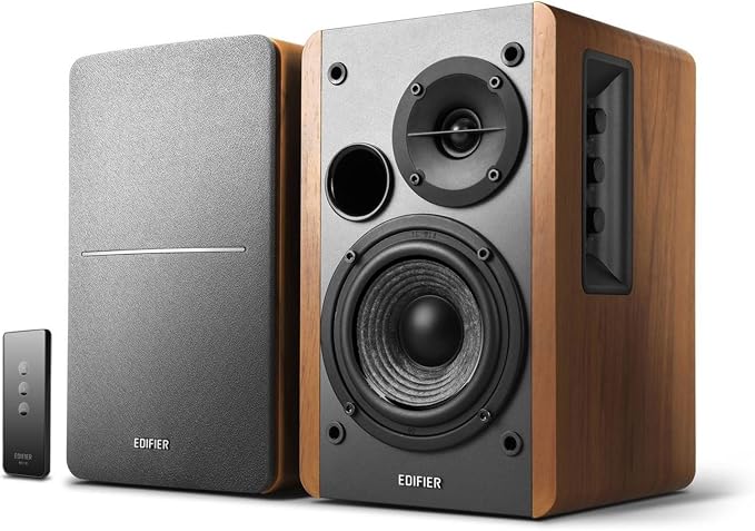 Pareja de altavoces Edifier R1280T con acabado de madera, rejillas y mando