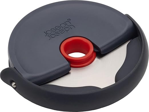 Cortador de pizza Joseph Joseph Disc gris y rojo con funda protectora de silicona
