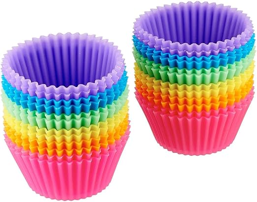 Moldes individuales de silicona Amazon Basics de varios colores apilados