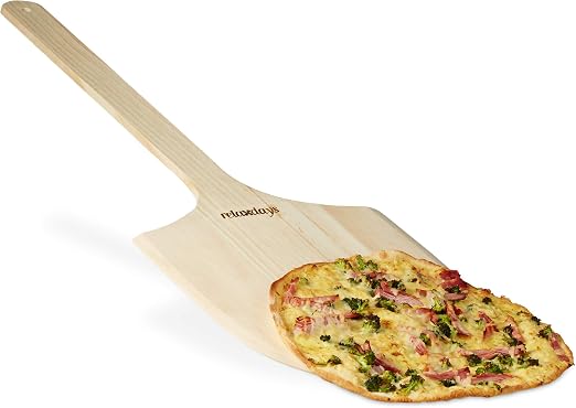 Pala XXL Relaxdays de madera clara con mango largo y pizza sobre la superficie