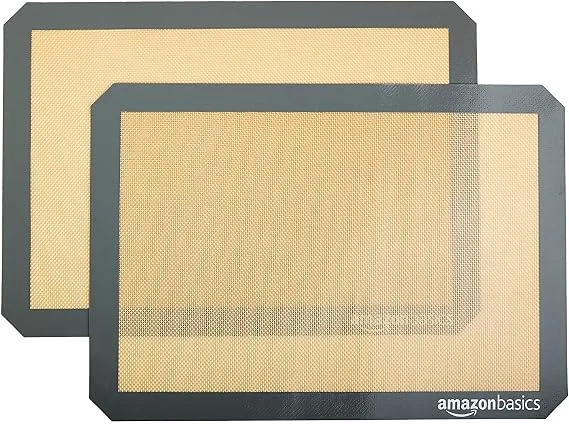 Dos tapetes rectangulares beige con borde negro de Amazon Basics