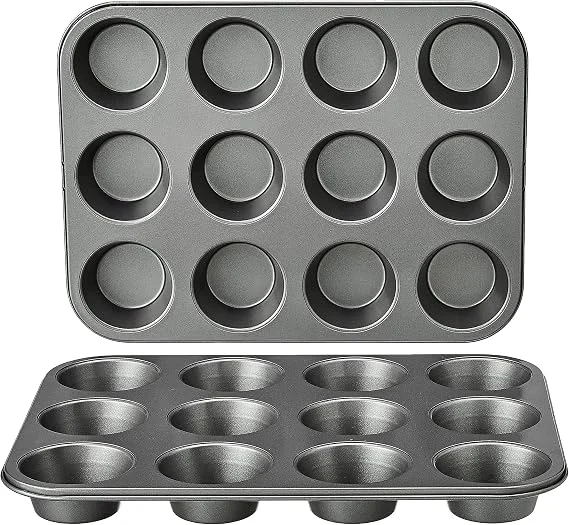 Dos bandejas grises Amazon Basics con doce cavidades redondas cada una
