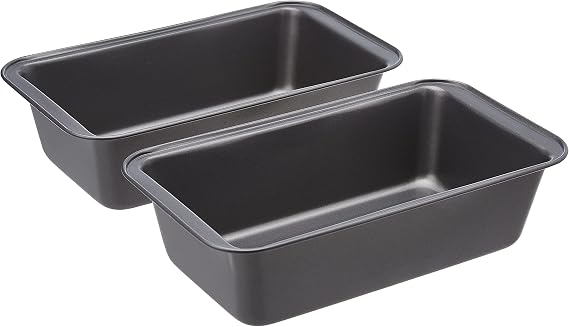 Dos moldes rectangulares Amazon Basics grises para plum cake