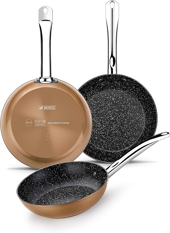 Tres sartenes Monix Copper con exterior cobrizo, interior moteado negro y mangos metálicos plateados