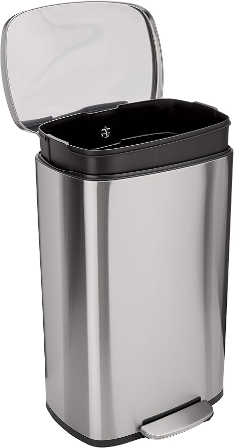 Cubo de basura de pedal Amazon Basics rectangular de acero inoxidable con tapa abierta y cubeta interior negra