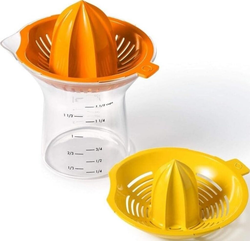 Exprimidor OXO Good Grips con recipiente graduado transparente y conos naranja y amarillo
