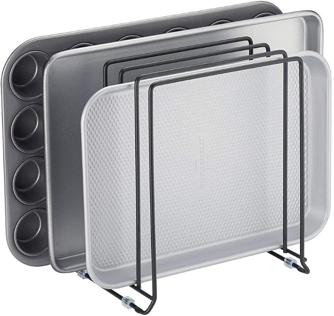 Organizador mDesign negro de alambre, mostrado con bandejas de cocina como ejemplo de uso