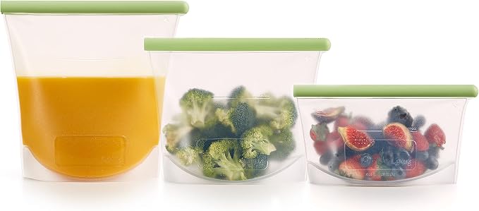 Tres bolsas Lékué translúcidas de distintos tamaños con barras verdes y alimentos dentro