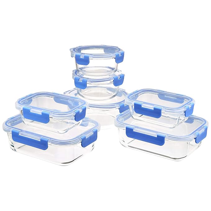 Set de recipientes transparentes de vidrio Amazon Basics con tapas azules y pestañas de cierre, apilados
