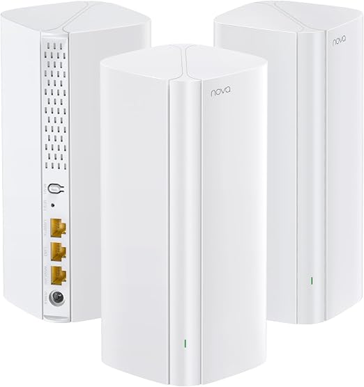 Tres nodos blancos Tenda Nova MX12 con sus puertos visibles
