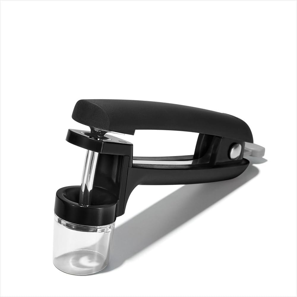 Deshuesador OXO Good Grips negro con taza y escudo para recoger el jugo