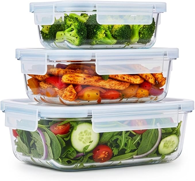 Tres recipientes rectangulares transparentes Alpina con tapas claras y cierres laterales, apilados con comida