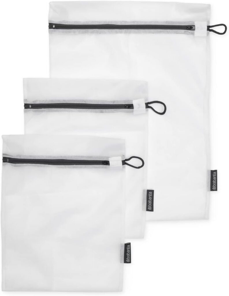 Set Brabantia de tres bolsas blancas con cremallera para lavar ropa delicada
