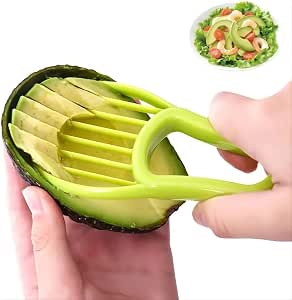 Cortador CHEFZOCO verde con cuchara ranurada sobre medio aguacate