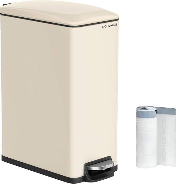Cubo de basura de pedal SONGMICS color beige arena con tapa de cierre suave, pedal y bolsas junto al producto