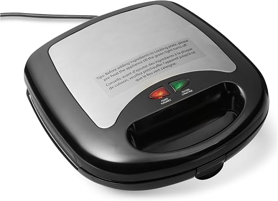 Sandwichera Amazon Basics 3 en 1 cerrada, negra con tapa metálica y pilotos rojo y verde