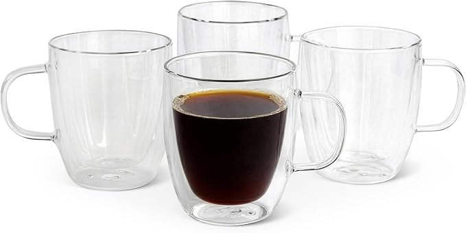 Pack de cuatro tazas Amazon Basics de vidrio transparente de doble pared con asas, una con café