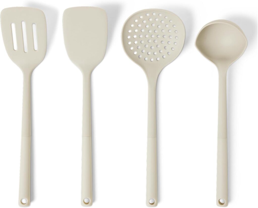 Juego beige de cuatro utensilios Amazon Basics con un cucharón de silicona