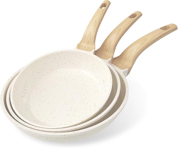 Tres sartenes YASHE blancas moteadas con mangos de acabado madera