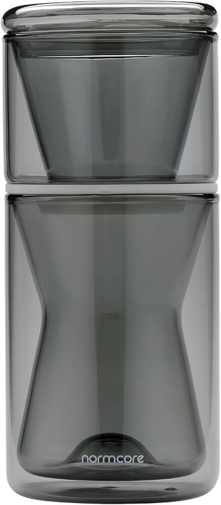 Cafetera Normcore Pour Over 2.0 de vidrio ahumado, con pieza filtrante superior y recipiente inferior