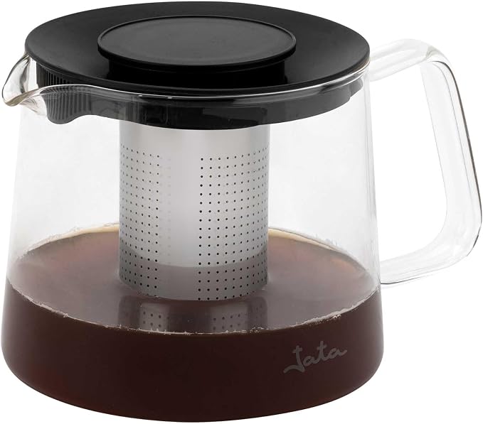Tetera JATA HCAF5509 transparente con tapa negra, infusor metálico y bebida en el interior