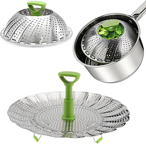 Cesta BetterJonny de pétalos de acero inoxidable mostrada plegada, abierta en una olla y expandida con mango verde