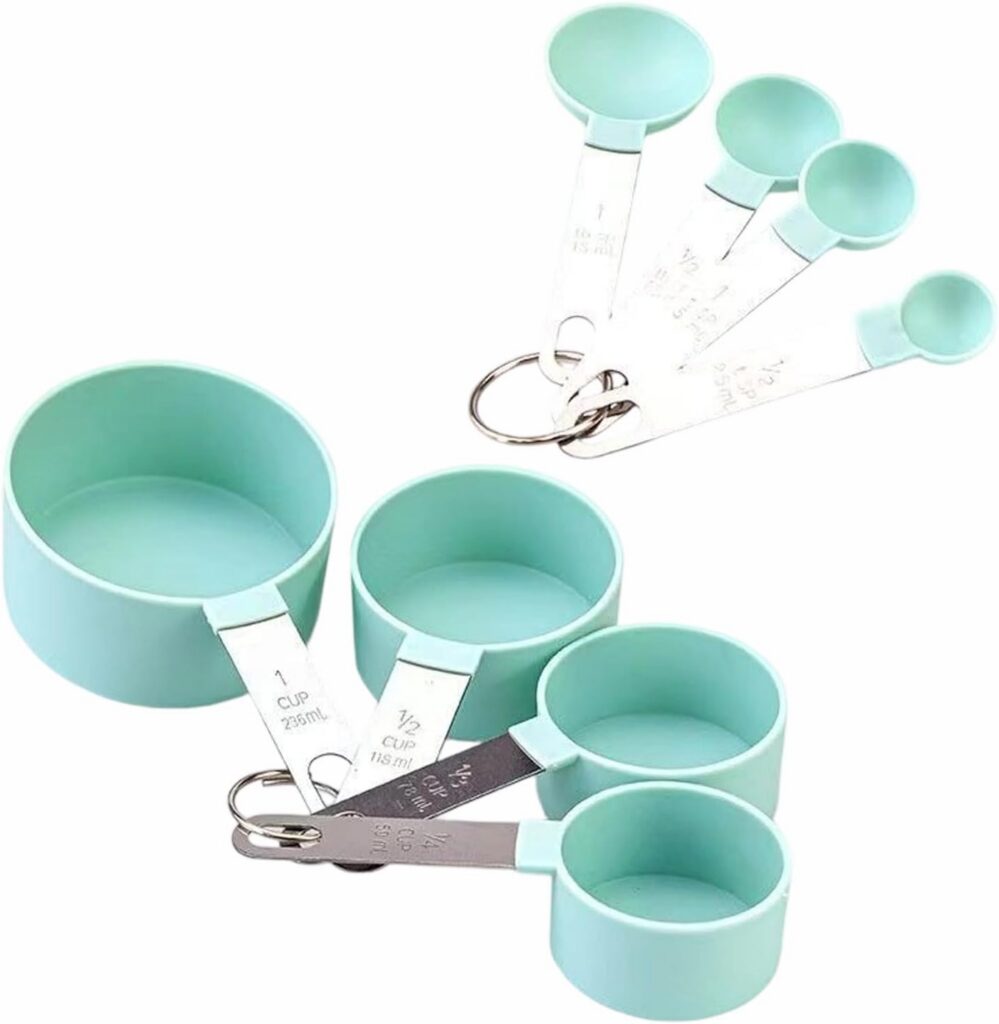 Juego turquesa mixto de ocho tazas y cucharas medidoras con mangos metálicos